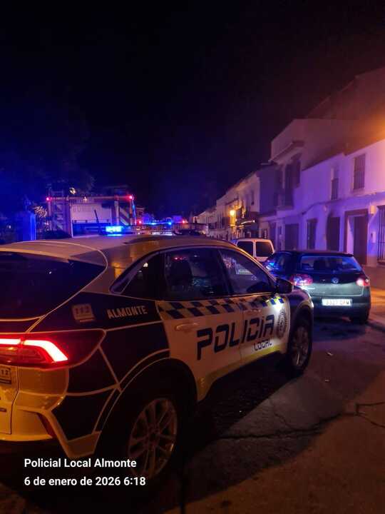 Policía Local actuando en el incendio. Fuente: Facebook Policía Local de Almonte