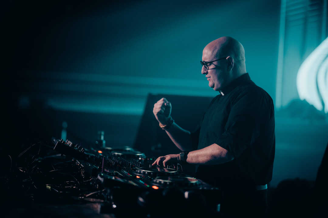 Padre Guilherme haciendo de Dj. Fuente: Pandora Sevilla