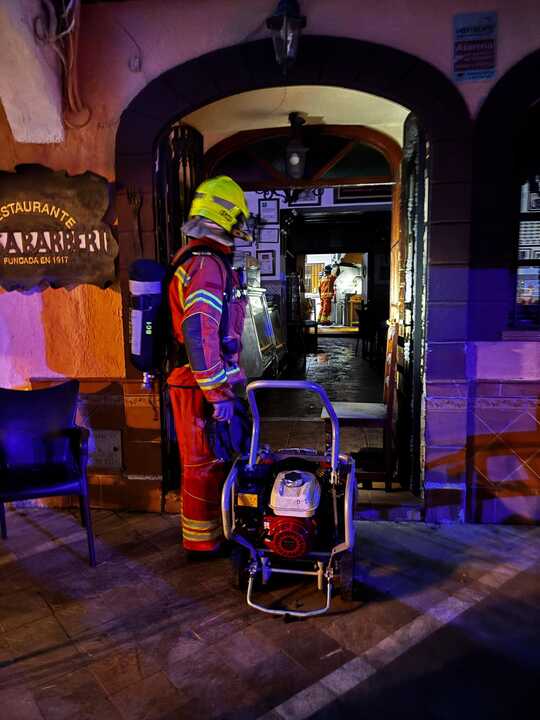 Bomberos en el momento de la extinción del fuego