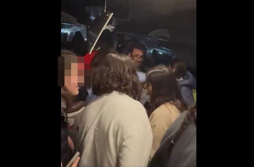 Pasajeros en uno de los trenes descarrilados