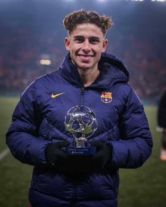 Fermín López con el MVP del partido de ayer. Fuente: X FC Barcelona