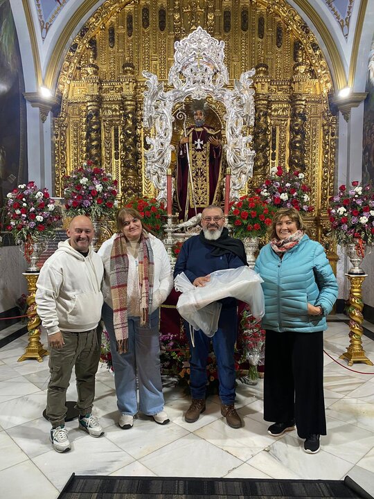 Las hermanas Rodríguez Garrido donan el traje para San Antonio Abad en Trigueros. Fuente: Facebook Comisión de San Antonio Abad