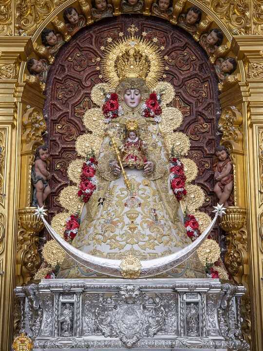 La Virgen del Rocío luce un discreto crespón negro en señal de respeto por las víctimas y sus familiares. Fuente: Facebook Hermandad Matriz de Almonte