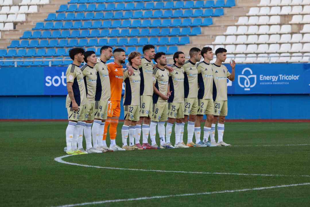 El Decano realiza el minuto de silencio por las víctimas en Adamuz. Fuente: X Lorca Deportiva