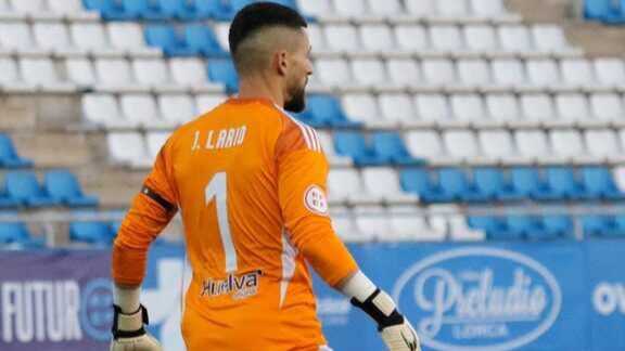 Jero Lario durante el encuentro contra el Lorca Deportiva. Fuente: X Recreativo de Huelva