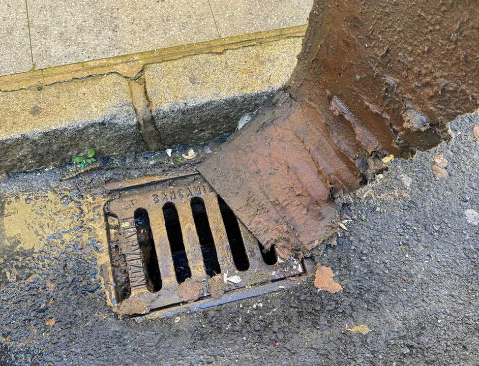 Imbornales tapados en Huelva. Fuente: X Aguas de Huelva
