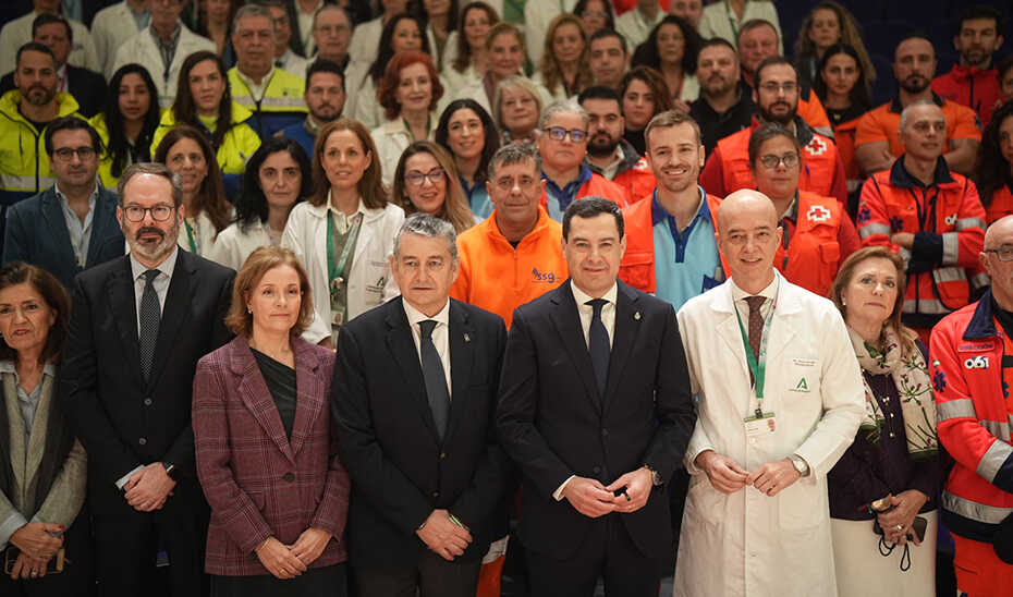 Foto de familia con presidente y consejero de Sanidad y personal que atendió a las víctimas