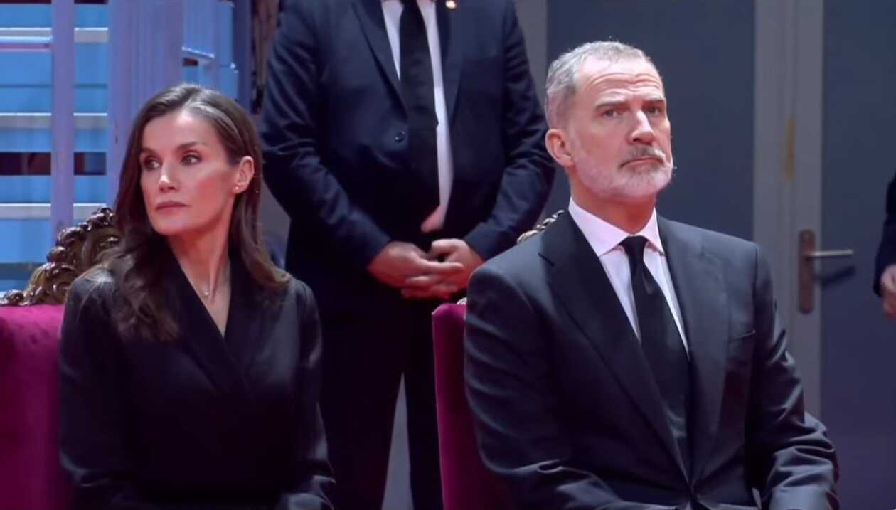 Los Reyes ya sentados en la misa