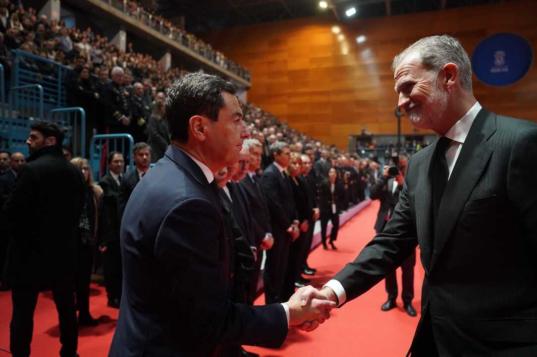 Juanma Moreno saludando al Rey. Fuente: X Juanma Moreno