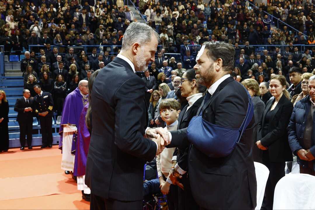 Felipe VI Saluda a Luis Carlos Sáenz, uno de los heridos