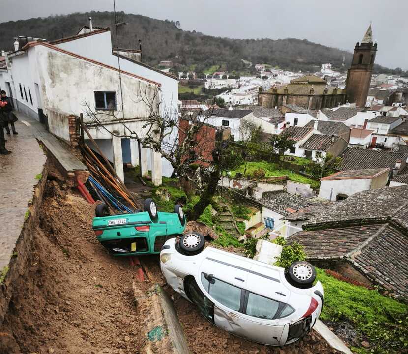 Dos coches se vieron afectados por el desprendimiento del talud