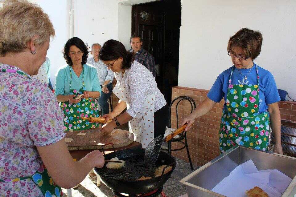 Mujeres de la asociación Romero de la Cruz elabora buñuelos 1