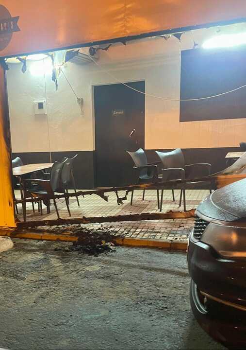 Así quedó la terraza tras el incendio intencionado. Fuente: Facebook Policía Local de Almonte