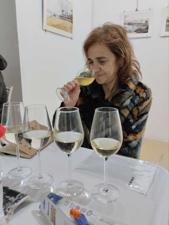 Miembros del jurado catando las muestras presentadas