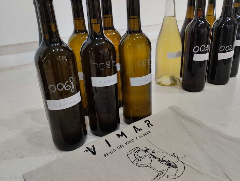 Botellas con las muestras y galardones para los premiados
