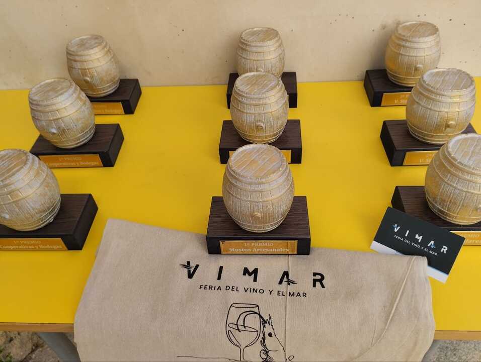 Botellas con las muestras y galardones para los premiados