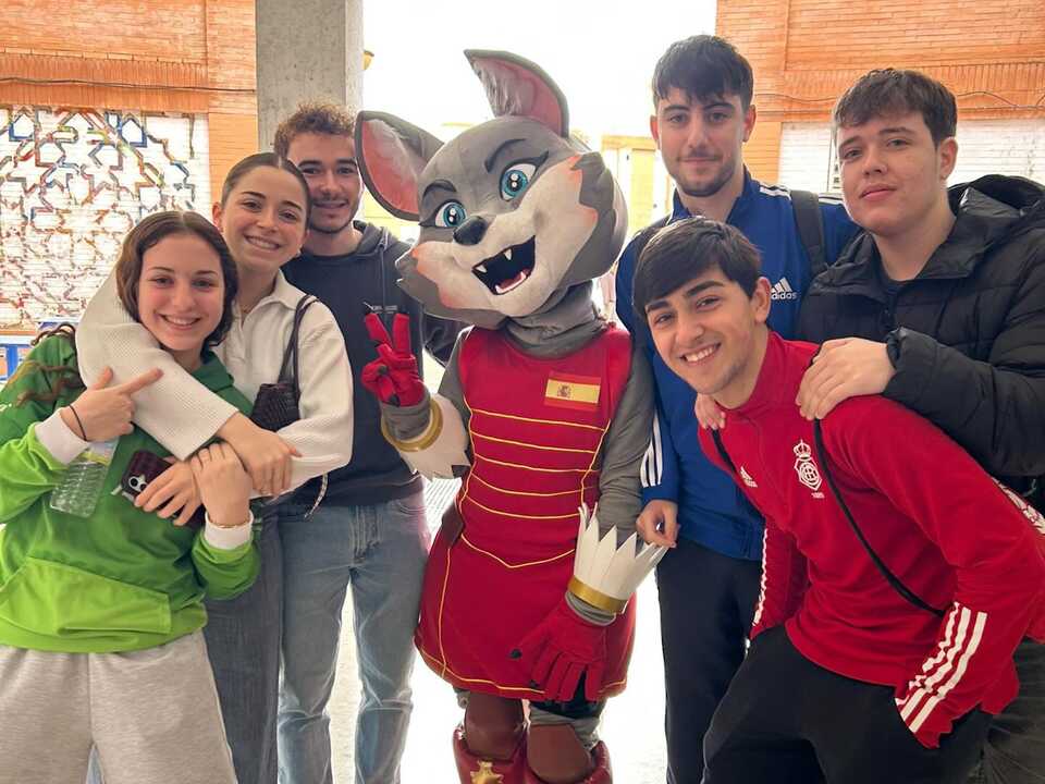 La mascota oficial junto a los alumnos. Fuente: Diputación de Huelva