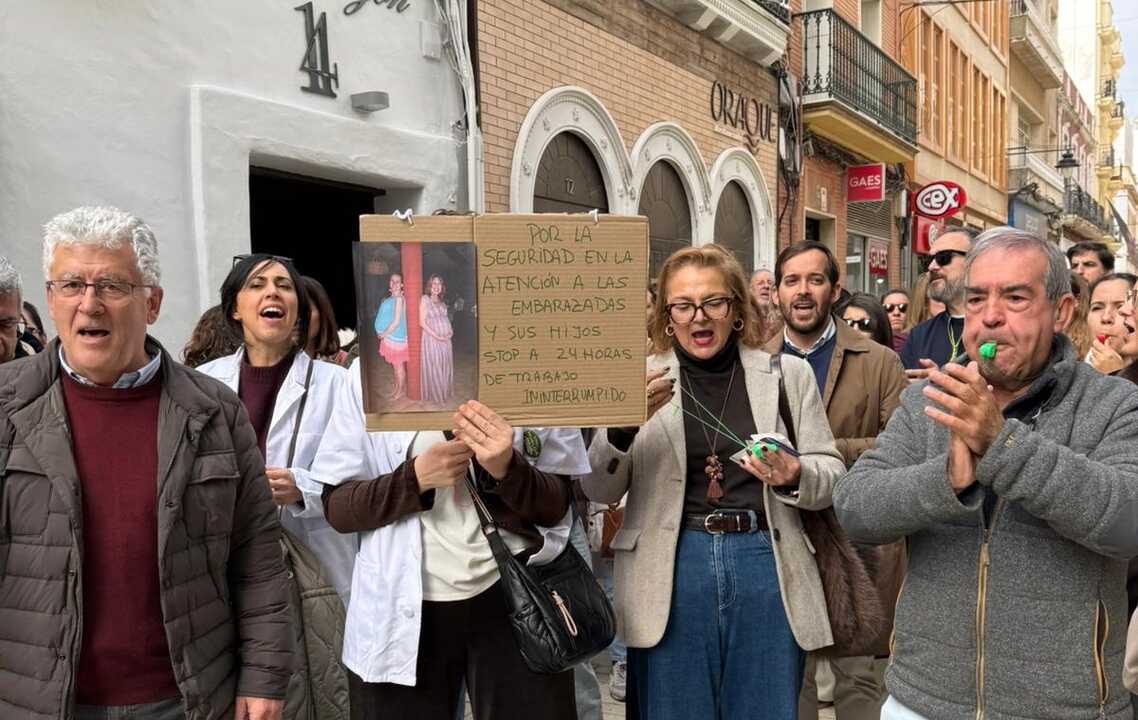 Médicos se manifiestan ante la Subdelegación del Gobierno