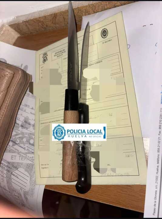Cuchillos que portaba el detenido en su vehículo. Fuente: Policía Local de Huelva
