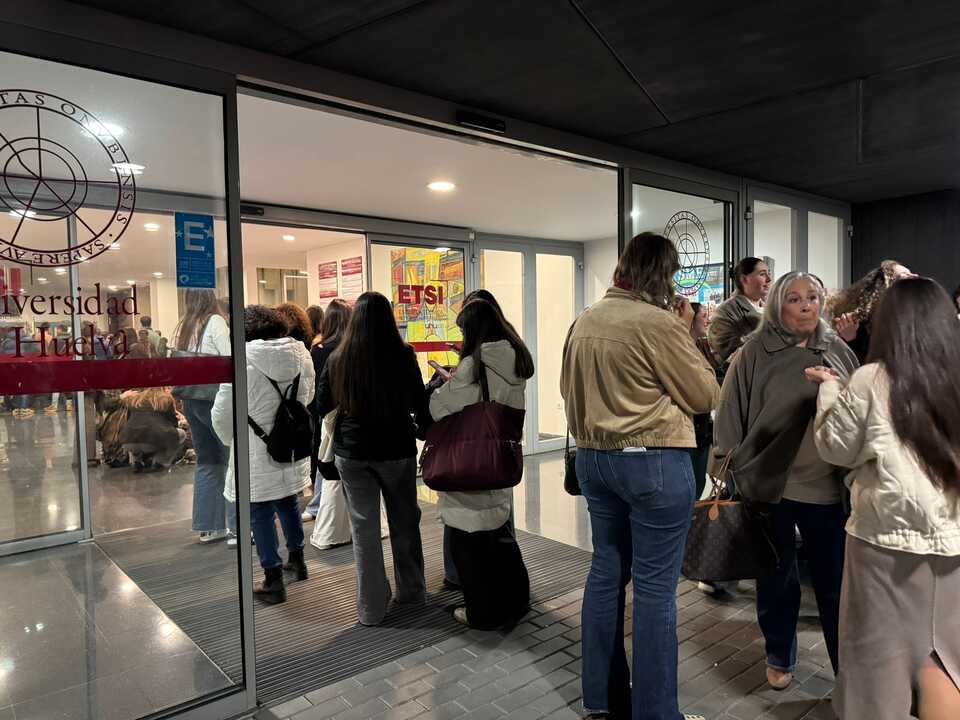 Colas a las puertas de la ETSI