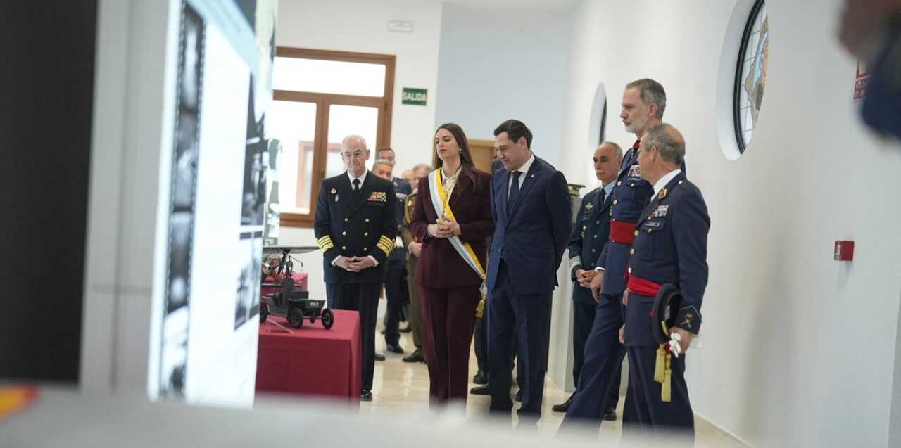La alcaldesa de Palos con Felipe VI y Juanma Moreno