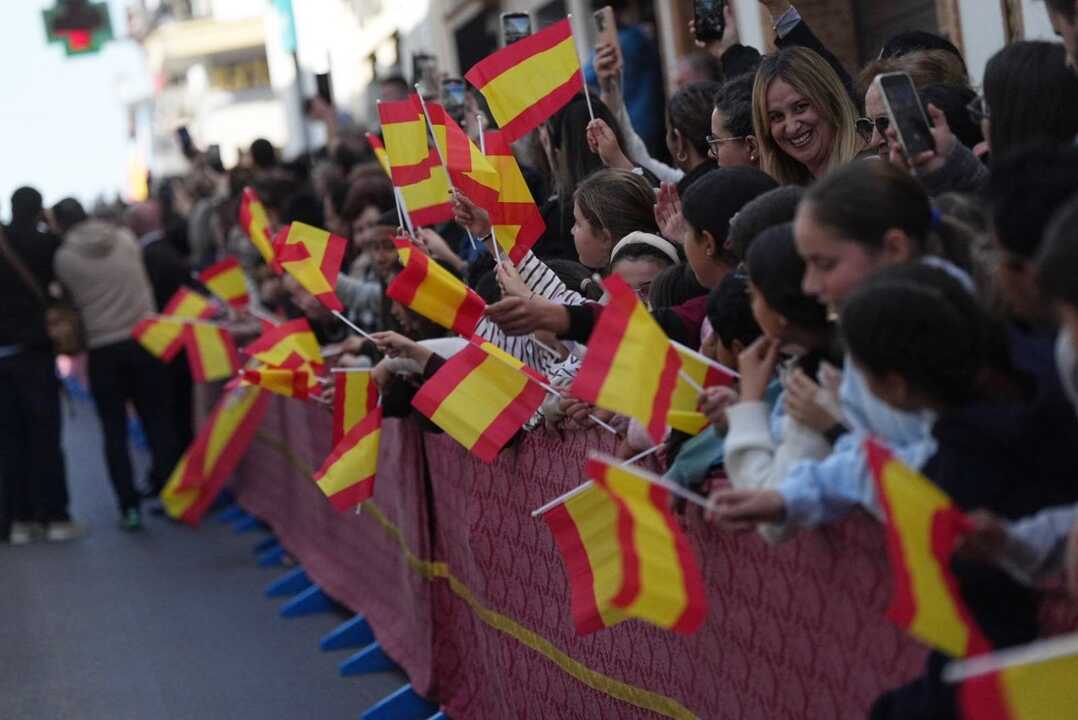 Niños portando banderas de España