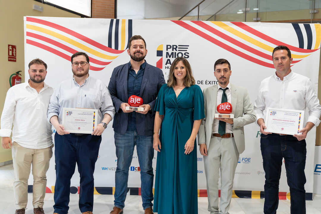 STEMDO y Kyvrox ganadores de los Premios AJE Huelva 2025, junto a Destilerías Martes Santo y Kimun Tech ganadores de los Accésits 2025 junto a la presidenta de AJE Huelva