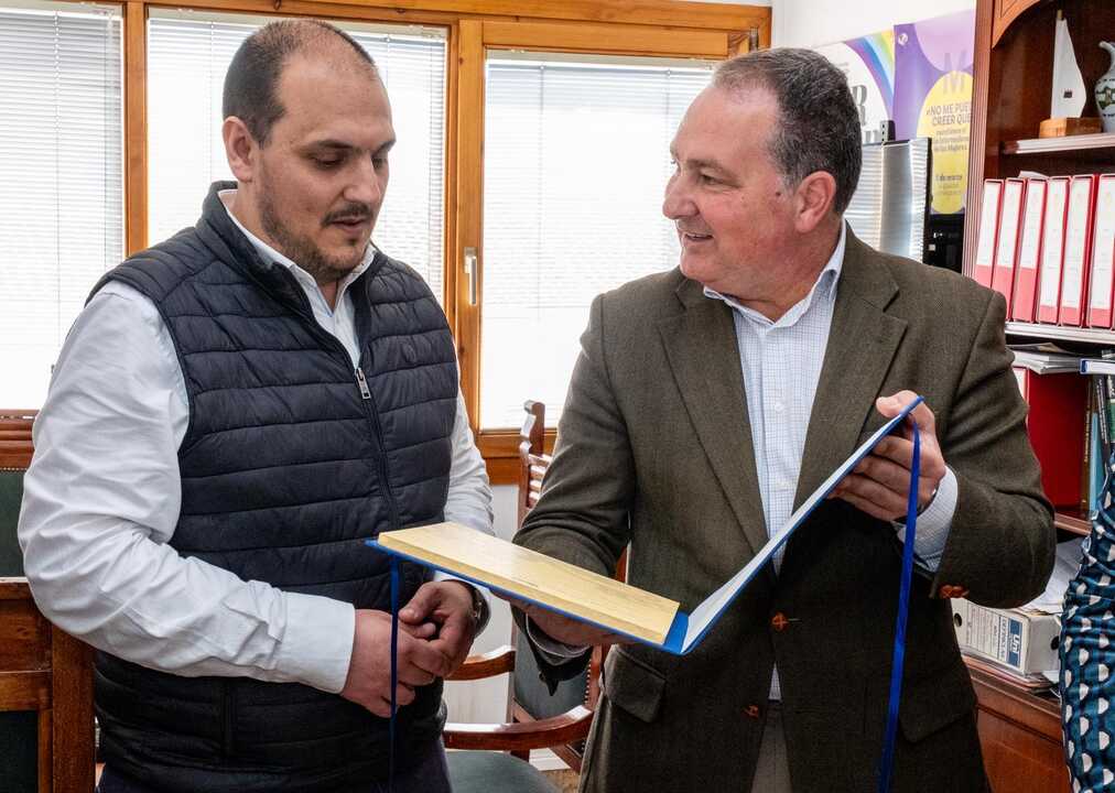 Entrega de la declaración institucional por la que la provincia de Huelva concede la Medalla de Oro al pueblo de Adamuz. Fuente: Diputación de Huelva