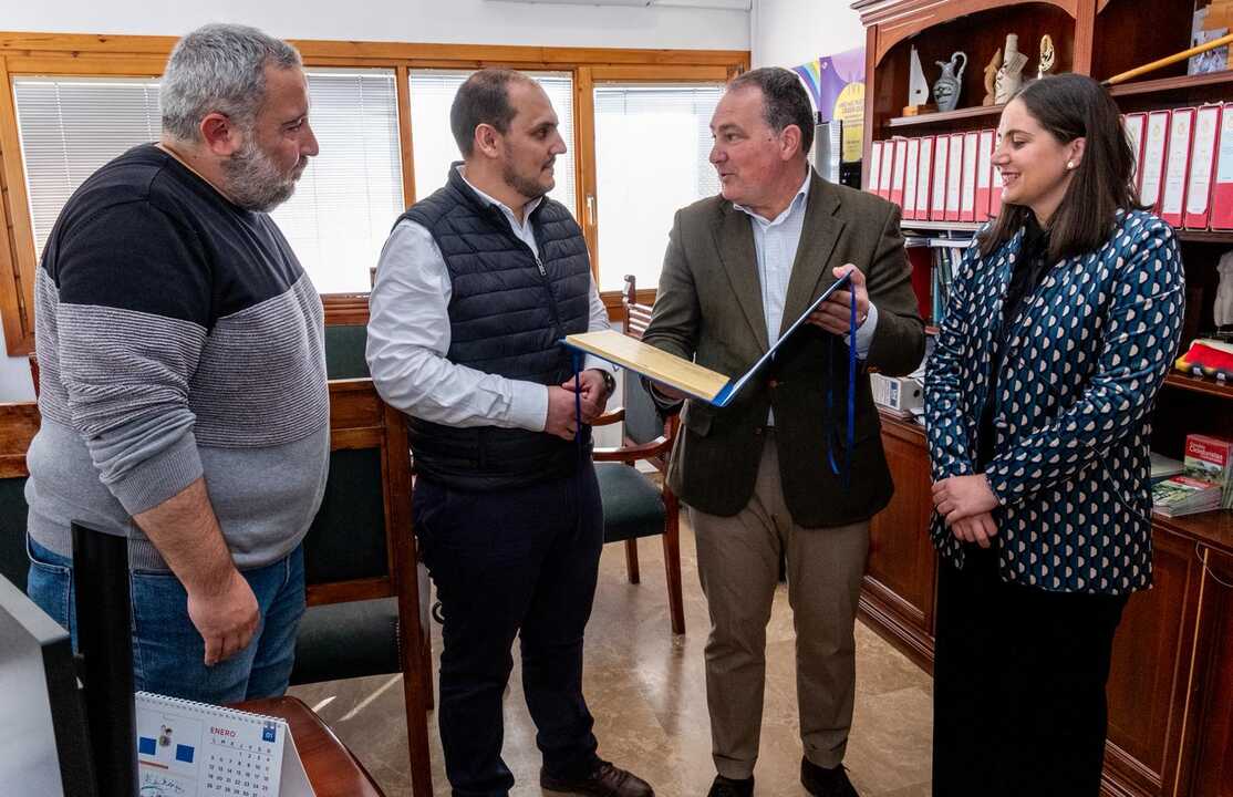 Entrega de la declaración institucional por la que la provincia de Huelva concede la Medalla de Oro al pueblo de Adamuz. Fuente: Diputación de Huelva