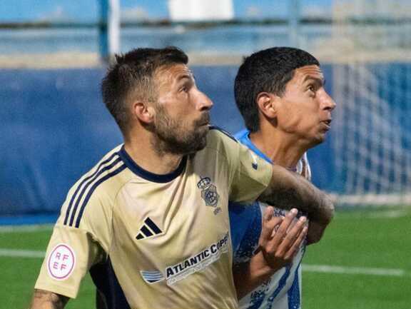 Aitor García luchando un balón en la primera parte. Fuente: X Recreativo de Huelva