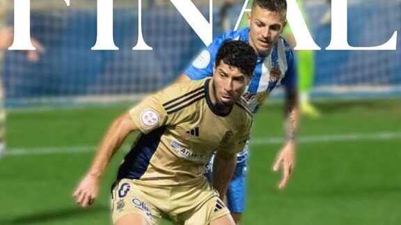 Pepe Mena en una de las acciones del partido. Fuente: X Recreativo de Huelva