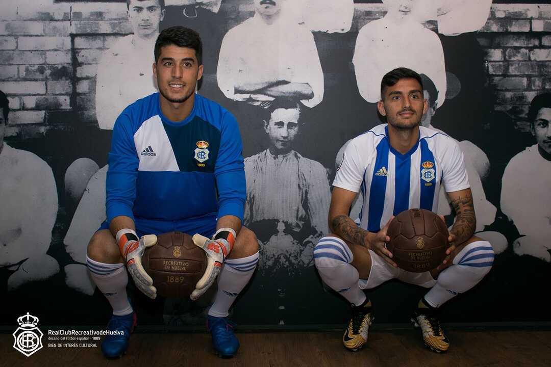 Álex Lázaro y Pablo Andrade posan con la camiseta del Recreativo de Huelva. Fuente: Recreativo de Huelva.