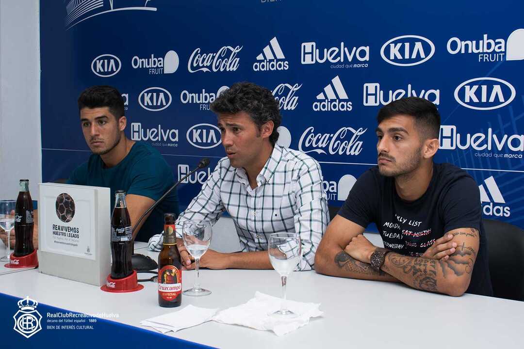 Presentación de Álex Lázaro y Pablo Andrade en rueda de prensa. Fuente: Recreativo de Huelva.