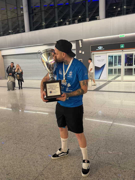 Aldair Crespo, jugador del CDS Huelva, posa con la copa tras proclamarse campeón del mundo. Fuente: Instagram.