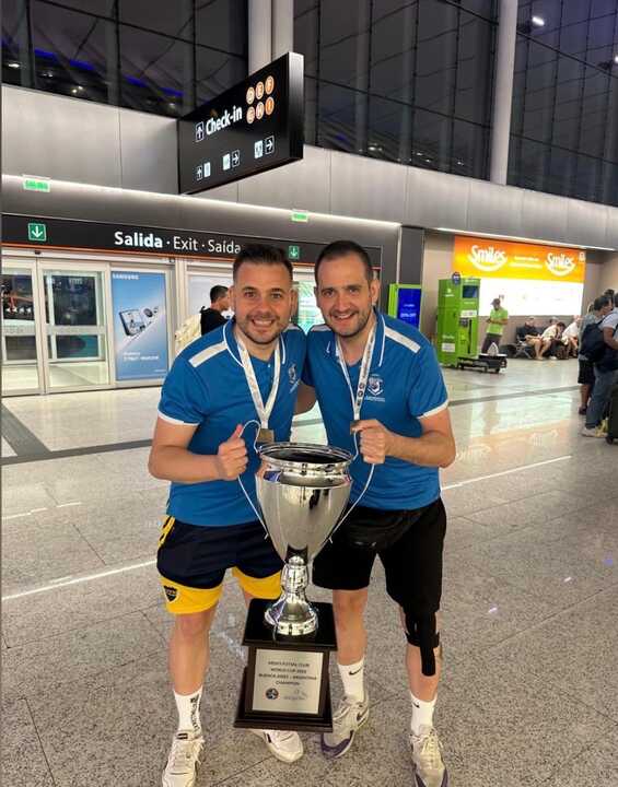 Dos jugadores del CDS Huelva posan con la copa tras proclamarse campeón del mundo. Fuente: Instagram de Jesús Ramírez.