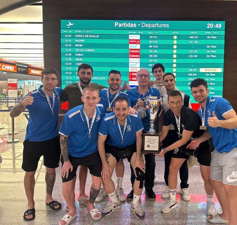 Los jugadores del CDS Huelva posan con la copa tras proclamarse campeón del mundo. Fuente: Instagram de Jesús Ramírez.