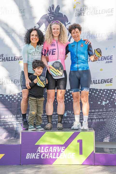 Isabel Borrero en el podio. Fuente: Algarve Bike Challenge