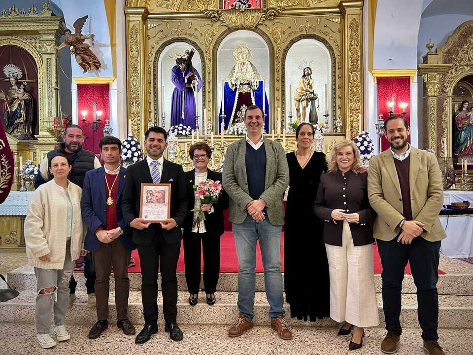 Miembros del Ayuntamiento de Trigueros junto a los participantes