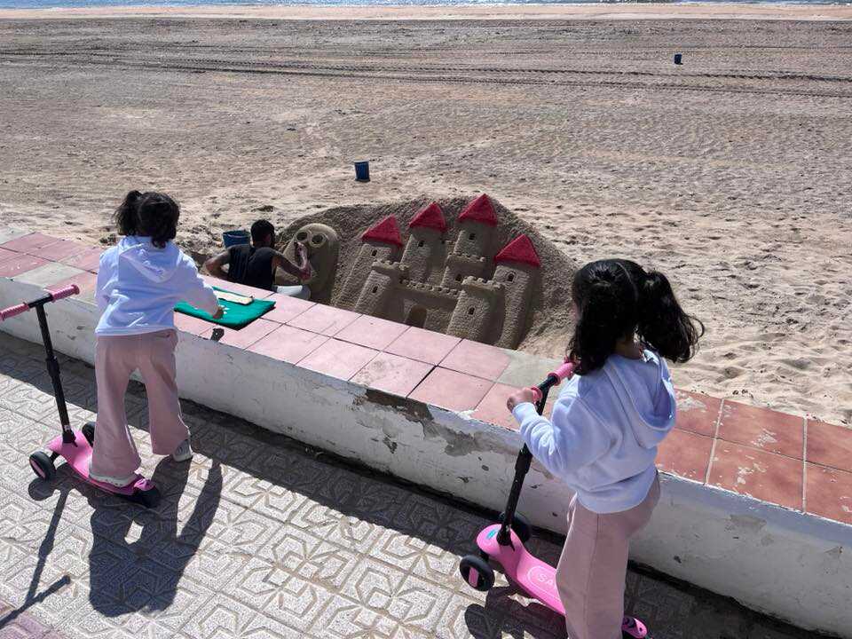 Así avanza el castillo de arena en Matalascañas. Fuente: Facebook Jonny Ramos