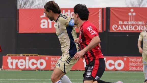 Álex Bernal en el partido frente al Puente Genil. Fuente: X Recreativo de Huelva