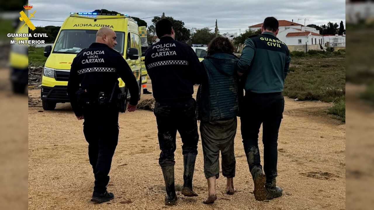 Agentes de la guardia civil y de la policía local de Cartaya con la mujer rescatada. Fuente: Guardia Civil