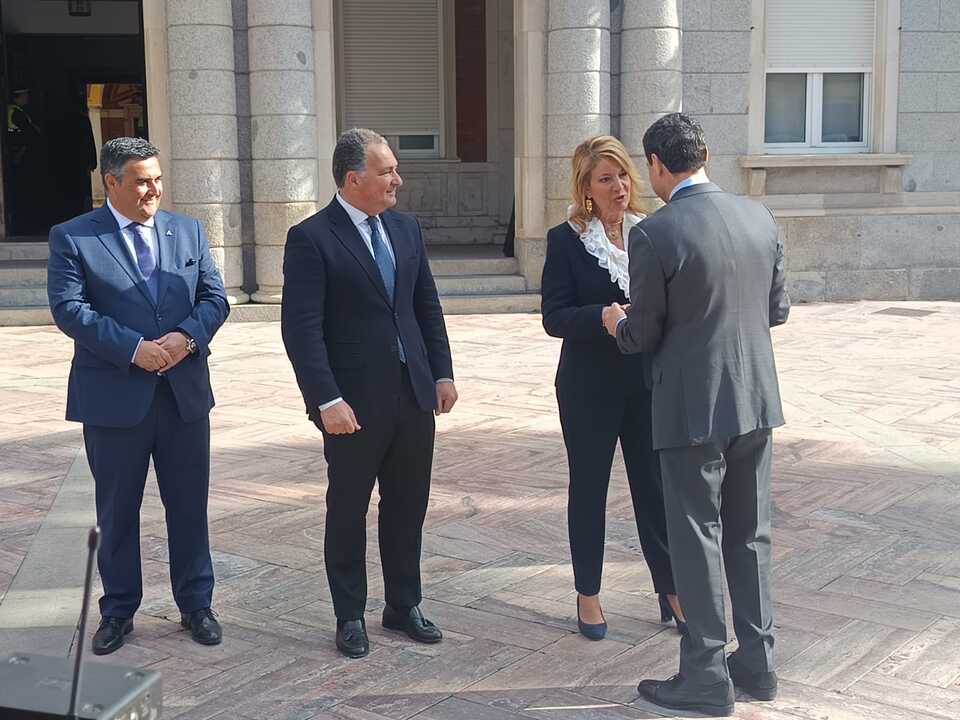 Juanma Moreno llega al Ayuntamiento de Huelva