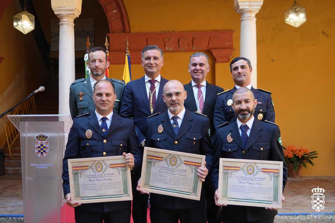 Policías galardonados en el día de su Patrón
