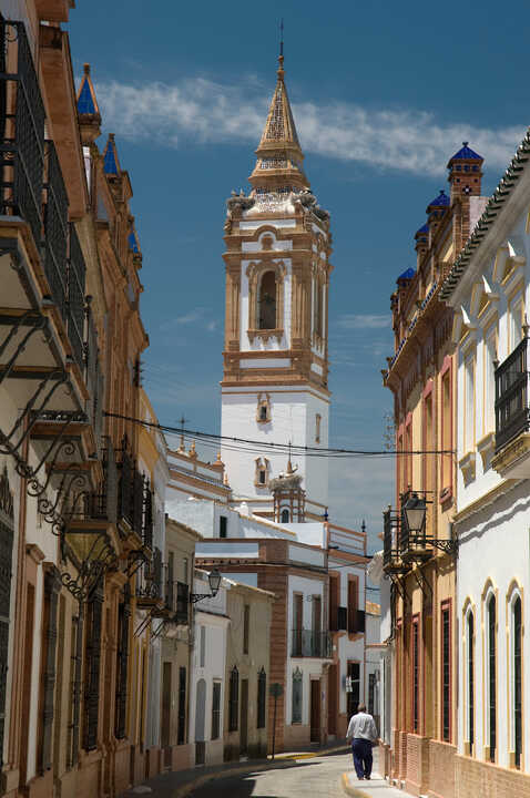 22-Vista urbana con iglesia. Rociana del Condado (Huelva).