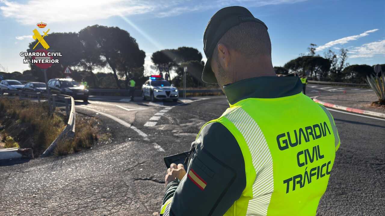 Agente de Tráfico de la Guardia Civil realiza su labor