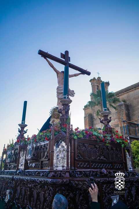 Detalle del paso de caoba que porta al Cristo de la Vera-Cruz