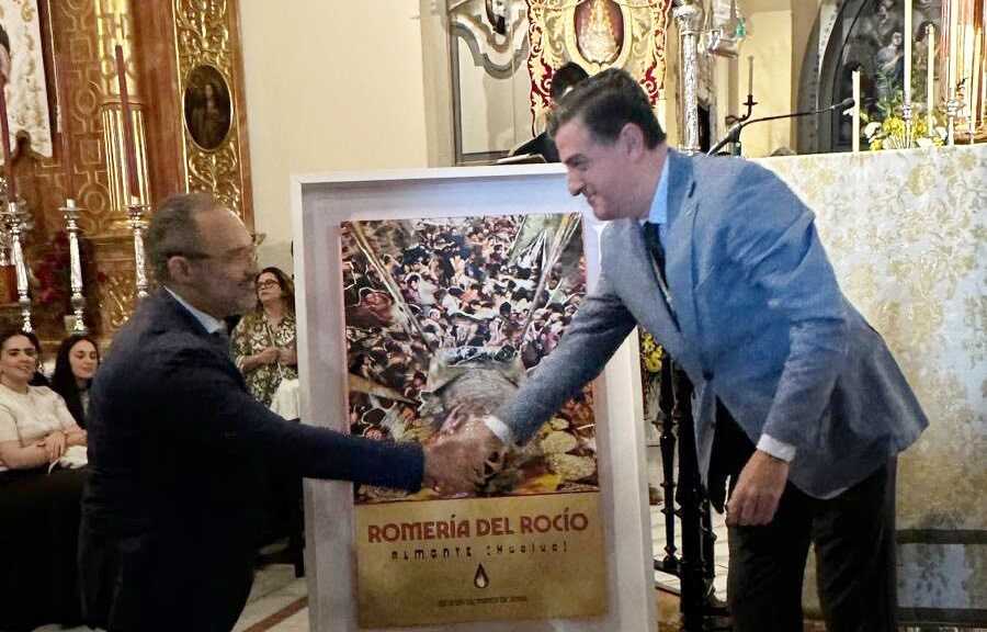 Un momento del acto del descubrimiento del cartel