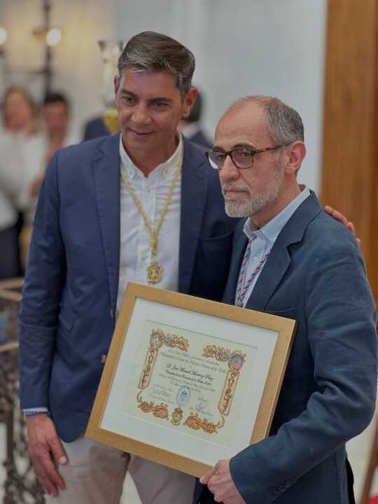 Uno de los momentos tras el descubrimiento del cartel