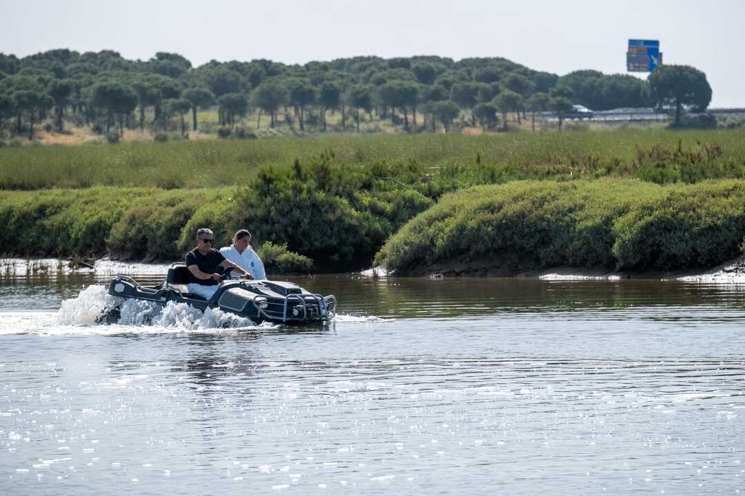 Vehículo anfibio presentado por la Diputación en las marismas de Aljaraque. Fuente: Diputación de Huelva