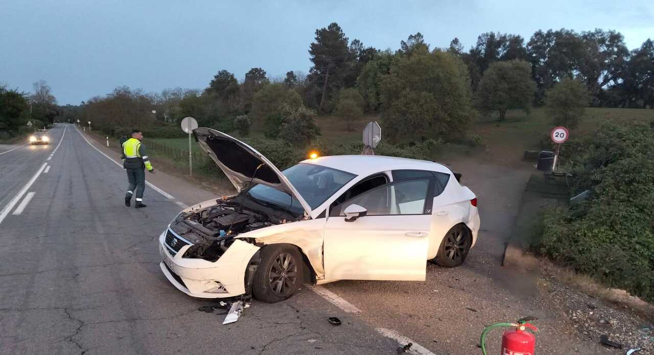 Así quedó uno de los coches en el siniestro de la Sierra